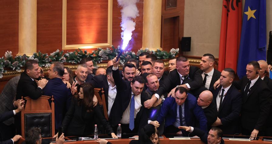 Mblidhet Byroja për deputetët e përjashtuar  Këlliçi letër Peleshit  Mbledhja të jetë me dyer të hapura 