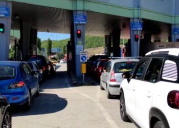 Autoboti bllokoi rrugën, hapet pas dy ditësh pika kufitare e Qafë-Thanës