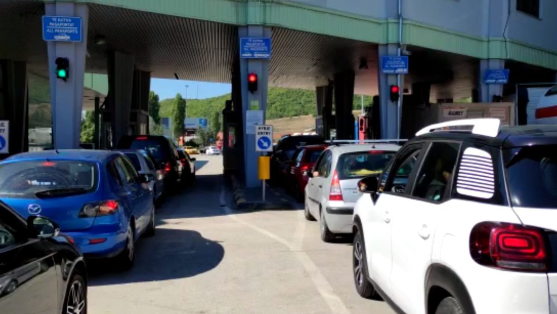 Autoboti bllokoi rrugën  hapet pas dy ditësh pika kufitare e Qafë Thanës