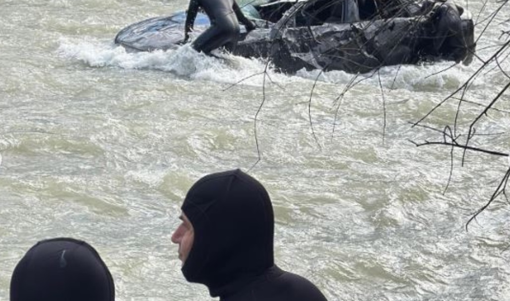 Vijojnë kërkimet për 30 vjeçarin që e mori rrjedha e lumit Mat  asnjë gjurmë nga trupi i të riut në Klos