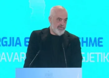 Rama: Parku eolik i Tropojës për 12 muaj duhet të hyjë në rrjetin e prodhuesve