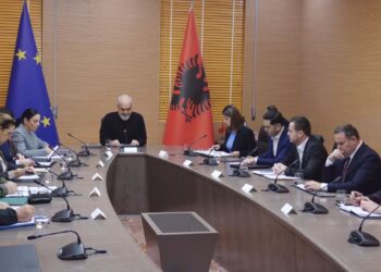 Rama mbledh “Emergjencat”: Lumenjtë nuk kthehen në shtrat me protesta! Aleatët e shiut na lanë një mal me borxhe