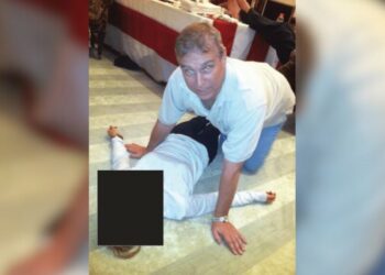 Dosjet e reja të Epstein/ Publikohen foto të ish-princit Andrew në gjunjë mbi një vajzë