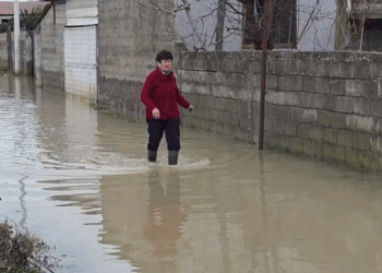 “Na erdhi lumi menjëherë”, banorët e Ferrasit të tronditur: Na mori gjithçka, ushqimet janë nën ujë