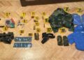 Aksion i policisë në Mitrovicën e Veriut zbulon arsenal armësh, municion dhe uniforma të policisë serbe