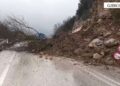 Bllokohet pjesërisht aksi Gjirokastër-Tepelenë, masivi shkëmbor bie në rrugë