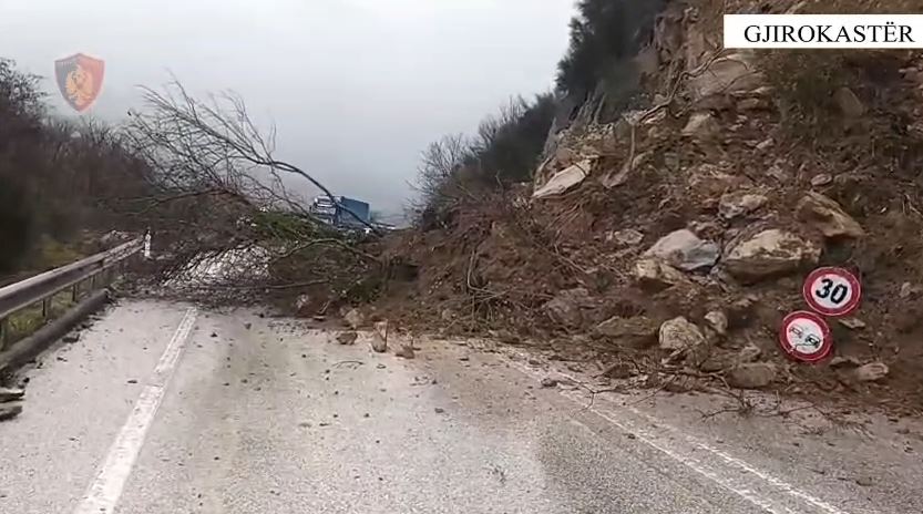 Bllokohet pjesërisht aksi Gjirokastër Tepelenë  masivi shkëmbor bie në rrugë