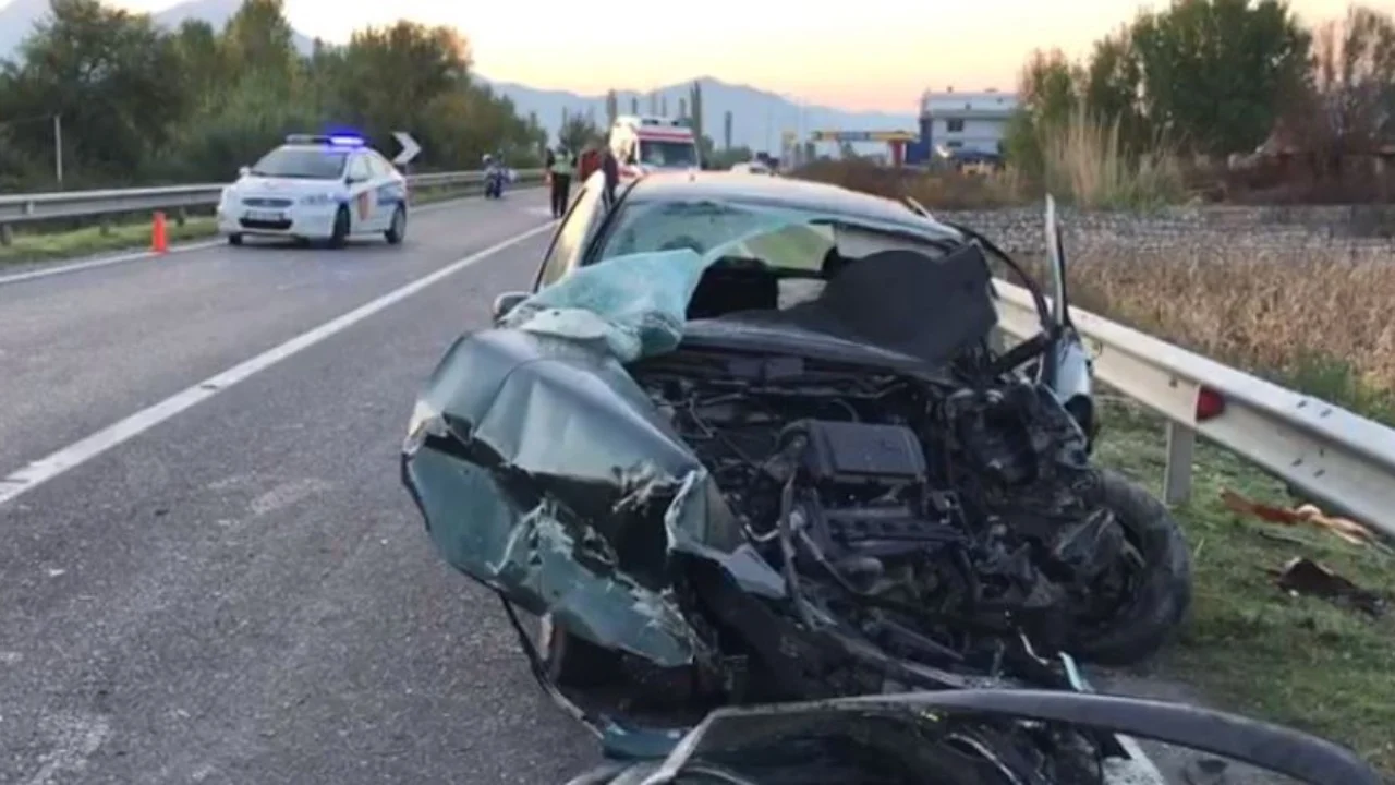 Aksident në Laç  dyshohet se shoferi ishte i dehur  Plagosen tre të rinj  dërgohen te Trauma