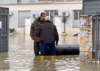 VIDEO / Vijon i pushtuar nga uji burgu i Durrësit, brenda lëvizet me gomone
