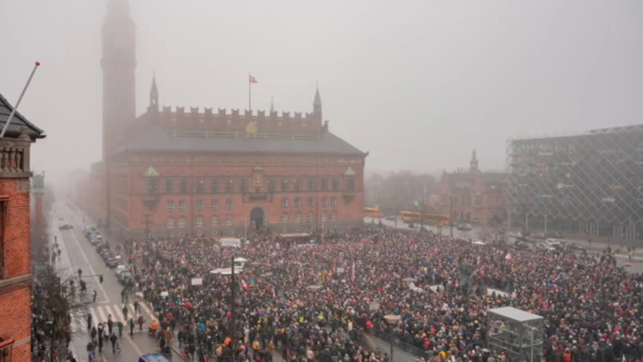 Trump përsërit kërcënimin për    Protesta në Groenlandë dhe Danimarkë