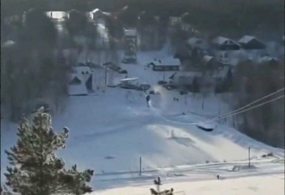 Vdes milioneri rus  helikopteri i ngatërrohet me kabllo dhe rrëzohet në Malet Urale