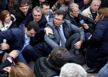 Një histori shqiptare me Donald Trump që vjen si fotokopje!