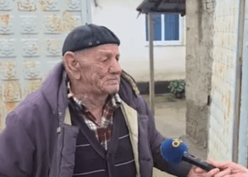 VIDEO-Prekëse, i moshuari në Ferras mes lotësh: S’kam ku të fle! Jam vetëm, pres nipin të më pastrojë kuzhinën. Si këto përmbytje….