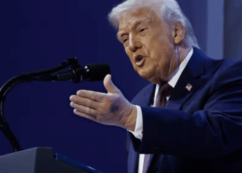 Trump shpjegon mavijosjen në dorën e majtë: Më ra…