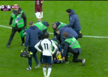 Dëmtim i frikshëm në Premier League, mbrojtësi i Tottenham lë fushën me maskë oksigjeni