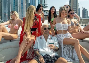 FOTOT-Supermakina, avionë privatë dhe çanta firmato/ Jeta luksoze e fëmijëve të elitës iraniane ndërsa mijëra qytetarë masakrohen