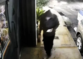 Me kapuç, maskë dhe bombën në dorë, zbulohet momenti kur shqiptari hedh në erë diskon në Athinë