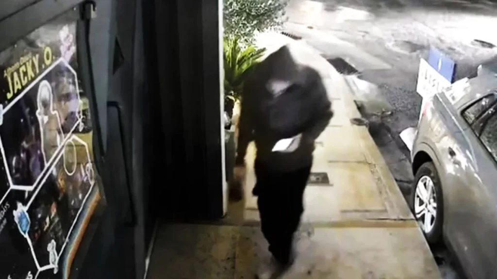 Me kapuç  maskë dhe bombën në dorë  zbulohet momenti kur shqiptari hedh në erë diskon në Athinë