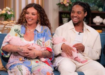 “Ndoshta nuk do të ecin kurrë”, këngëtarja rrëfen diagnozën e rrallë të vajzave binjake