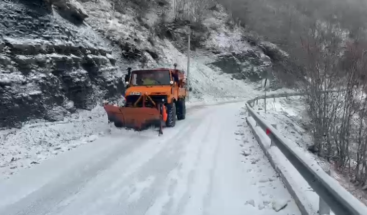 Bora vështirëson qarkullimin në Dibër  segmente problematike në Rrugën e Arbrit