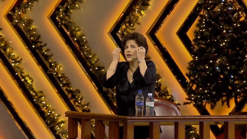 Shokon gruaja nga Përmeti  Vjehrri donte të më kapte  Më thoshte  lëre burrin  më ke mua 