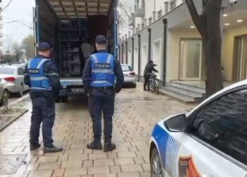 VIDEO/ Nis ngarkimi në kamion, baza materiale dhe dosjet në Kadastrën e Vlorës transportohen në Tiranë