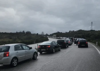 VIDEO-Radhë edhe sot në Kakavijë, ironia e qytetarit: Do na ziejnë këtu se kemi mish të fortë