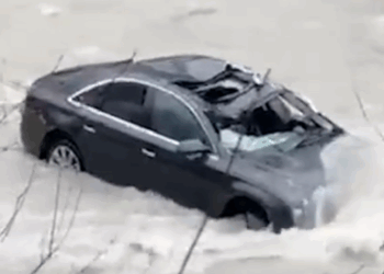 VIDEO-Klos, makina me dy persona bie në përrua/ Shpëton shoferi, nuk dihet ende ‘fati’ i pasagjerit