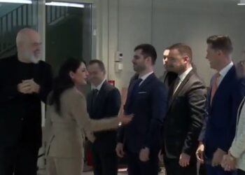 Balluku i jep certifikatën kompanisë amerikane CWP, për ndërtimin e parkut 600 MW në Tropojë