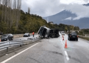 Ngricat dhe shirat/ Tri aksidente në Rrugën e Kombit, përfshihen 15 automjete, lëndohen 6 persona