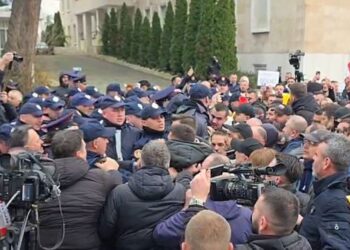 Protestuesit e “Shqipëria Bëhet” tentojnë të çajnë kordonin e policisë, përplasje me efektivët