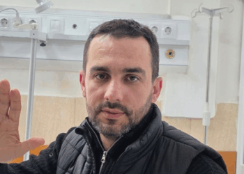 Lapaj: Në orën 19:00 rikthehem me vrap ke sheshi! Më duhen batanije, karrige e ngrohëse, na i vodhën..