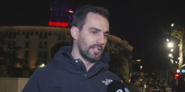 Protesta e “Shqipëria Bëhet” para Kryeministrisë, Lapaj: Duhet bashkim popullor, jo bashkim liderësh