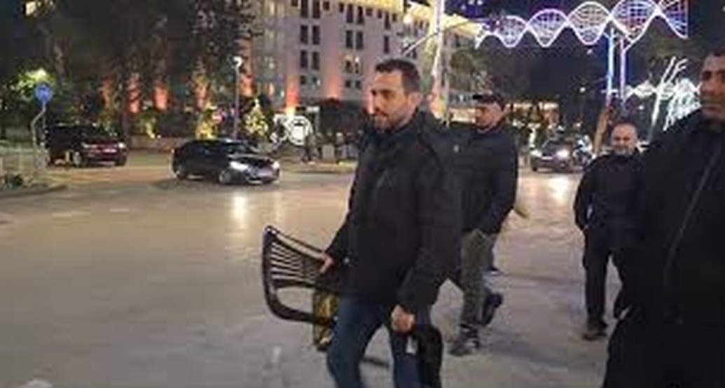 Protesta e PD zhvendos sërish  Shqipëria Bëhet   Adriatik Lapaj largohet me karrige në dorë