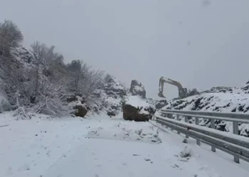 Moti i keq në vend/ Disa fshatra në Korçë pa energji elektrike. Reshje bore në Llogara, autoritet apel për përdorimin e gomave të dimrit..