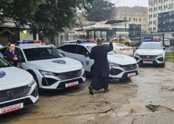 E pazakontë në Maqedoninë e Veriut/ Bekoi makinat e policisë në ambientet e ministrisë, nisin hetimet për priftin