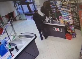 Video/ Momenti kur kërcënohet dhe lëndohet me thikë punonjësja e marketit, personi i vodhi një shumë parash