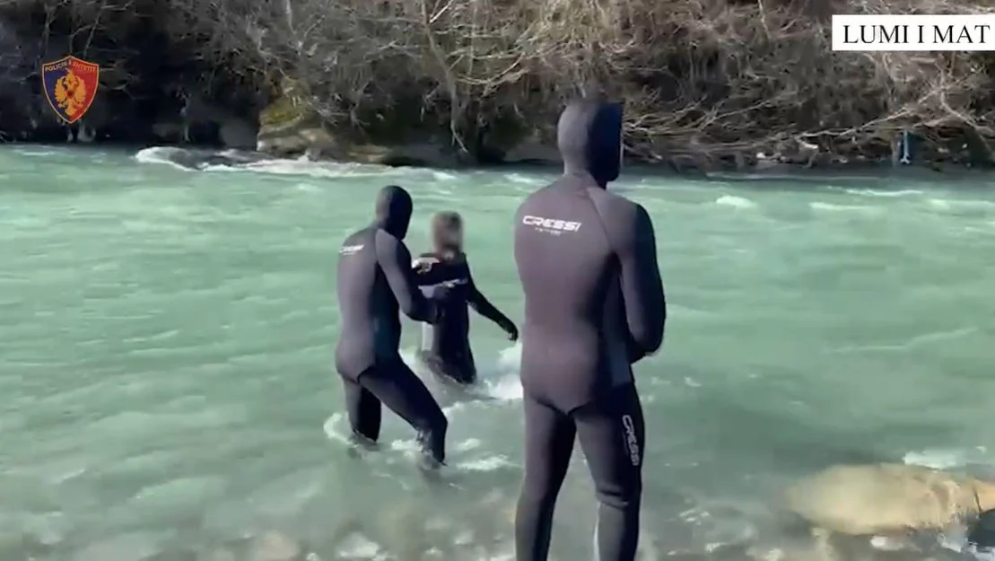 U la nga shoku në mjetin e rënë në përrua dhe dyshohet se e mori rrjedha e ujit  Polumbarët e RENEA s vijojnë kërkimet për 30 vjeçarin