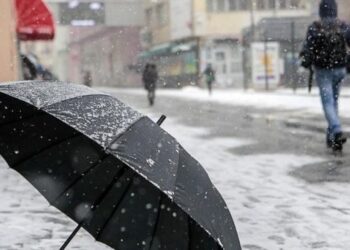 Moti i keq në vend/ Paralajmërime për rrezik përmbytjesh dhe reshje dëbore