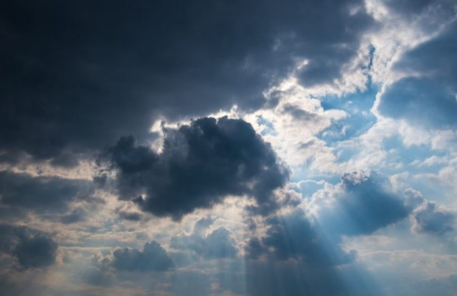 Moti për sot me vranësira dhe kthjellime  zonat ku do të ketë prezencë shiu