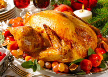 Tavolina e festave lë pas 2-4 kg shtim në peshë! Dietologët: Tani konsumoni ujë dhe bëni ecje