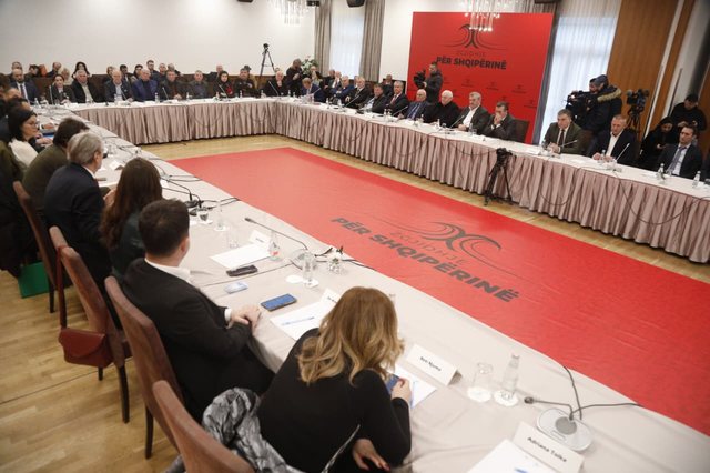 Opozita  politika e dashurisë me pahir si rrugë e vetme 