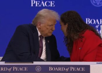 Presidentja e Kosovës ‘kokë më kokë’ me Trump, firmos marrëveshjen për themelimin e Bordit të Paqes (FOTO)