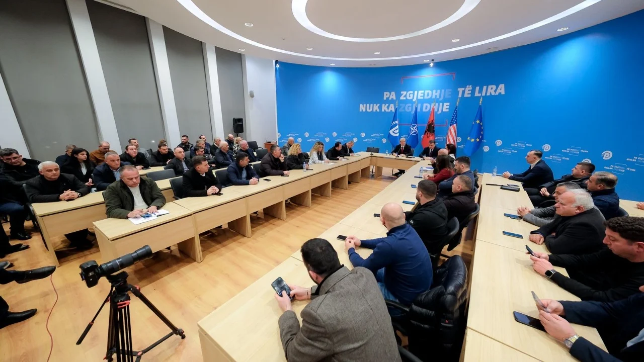 Seanca e përshpejtuar për Bordin e Paqes me kërkesë të PS  reagon PD  Do marrim pjesë  pavarësisht  