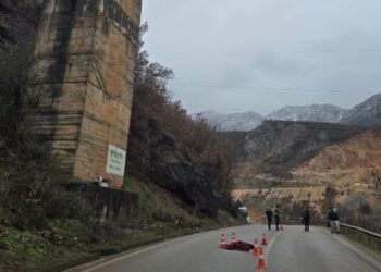 E rëndë në Përrenjas, i moshuari bie nga ura e Bushtricës dhe humb jetën