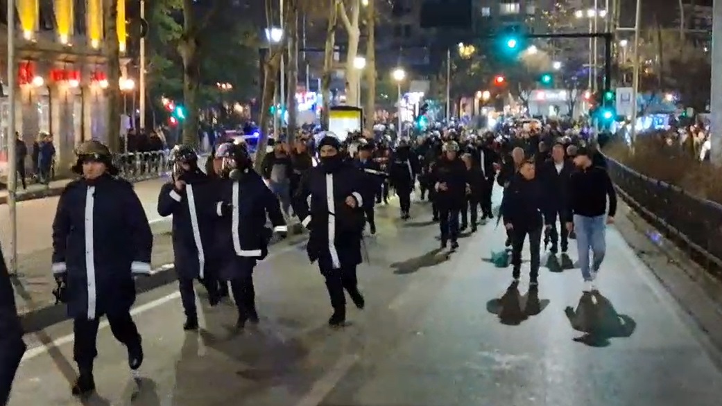 VIDEO  Protestuesit ndryshojnë skenar  policët vrapojnë për të mbrojtur Kuvendin nga militantët e Berishës