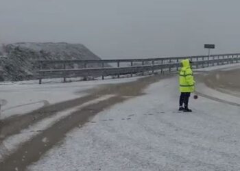 Dëbora dhe ngricat/ Policia apel qytetarëve: Përdorni goma dimërore dhe zinxhirë