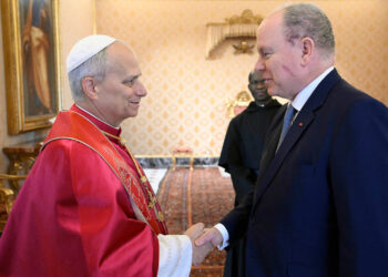 FOTOT/ Çfarë po ndodh me princin e Monakos, shfaqet me shenja të dukshme në fytyrë.. Albert II merr vëmendjen gjatë takimit me Papën