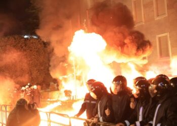 Protesta e opozitës, Policia: Disa efektivë të lënduar nga hedhja e molotovëve dhe fishekzjarrëve drejt Kryeministrisë