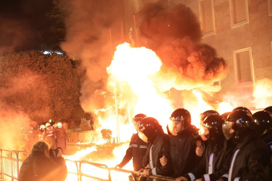 Protesta e opozitës  Policia  Disa efektivë të lënduar nga hedhja e molotovëve dhe fishekzjarrëve drejt Kryeministrisë